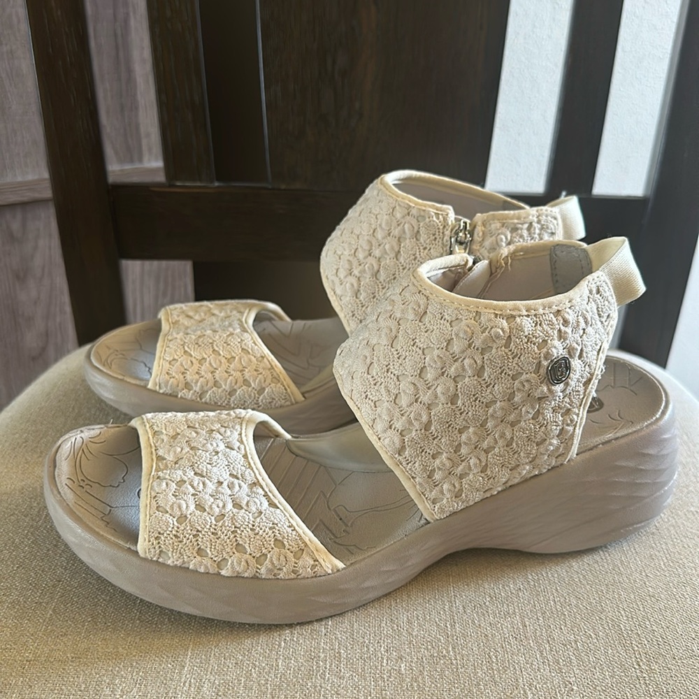 BZees Women’s Jessie Lace Wedge Sandals Shoes Side Zip Cream Size 9